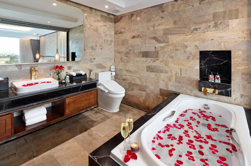 Nâng Tầm Tiện Nghi Cho Khách Sạn – Tại Sao Các Chủ Đầu Tư Đang Ưa Chuộng Bồn Cầu Thông Minh SooJee?