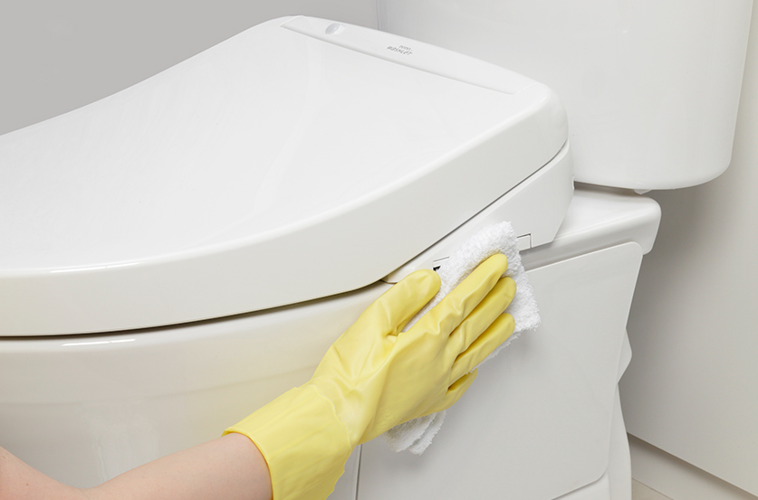 Những Lưu Ý Quan Trọng Khi Vệ Sinh Bồn Cầu Thông Minh – Hành Động Đúng Cách